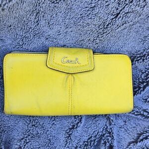 Coach Ashley Yellow Lemon Leather Zippered Wallet 
Used condition